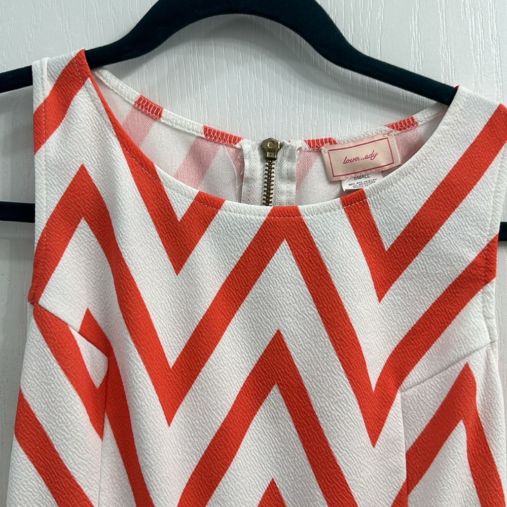 Small Chevron Pattern Dress - Picture 2 of 4